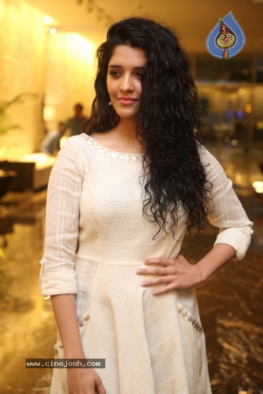 Ritika Singh Gallery - 5 / 28 photos