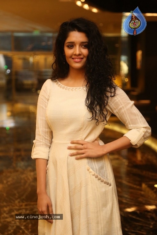 Ritika Singh Gallery - 7 / 28 photos