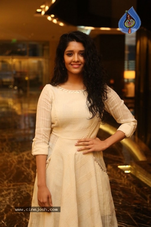 Ritika Singh Gallery - 9 / 28 photos