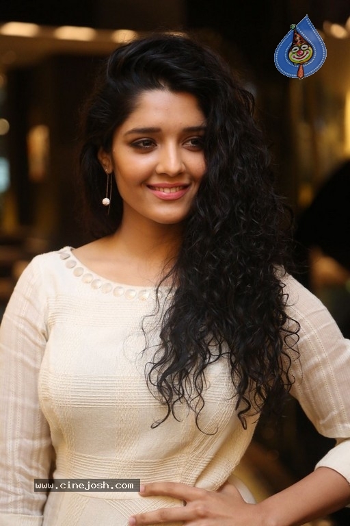 Ritika Singh Gallery - 19 / 28 photos