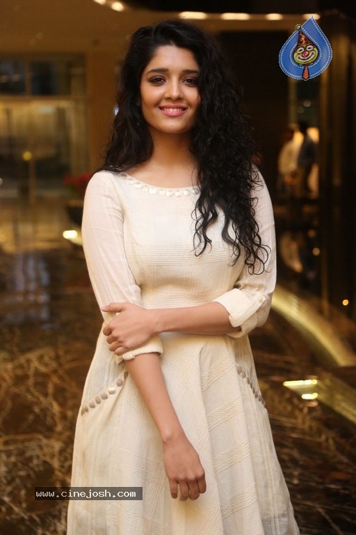 Ritika Singh Gallery - 22 / 28 photos