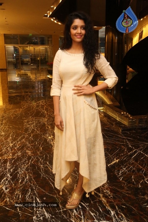 Ritika Singh Gallery - 23 / 28 photos