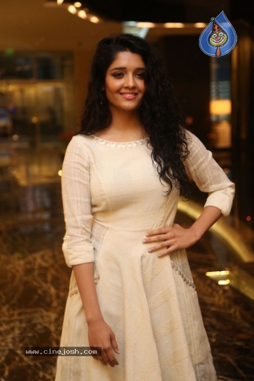 Ritika Singh Gallery - 25 / 28 photos