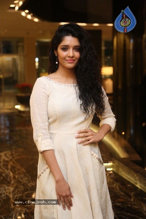 Ritika Singh Gallery - 26 / 28 photos