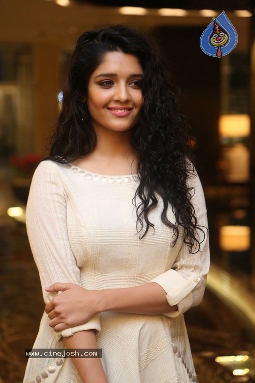 Ritika Singh Gallery - 27 / 28 photos