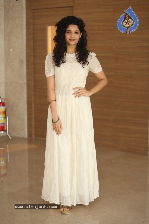 Ritika Singh Photos - 1 / 12 photos