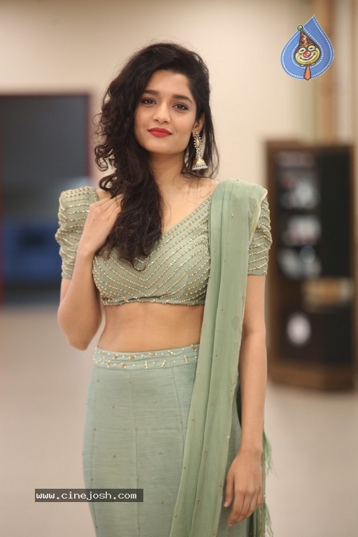 Ritika Singh Photos - 33 / 39 photos