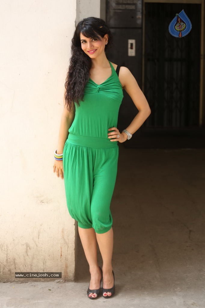 Ritu New Stills - 30 / 146 photos