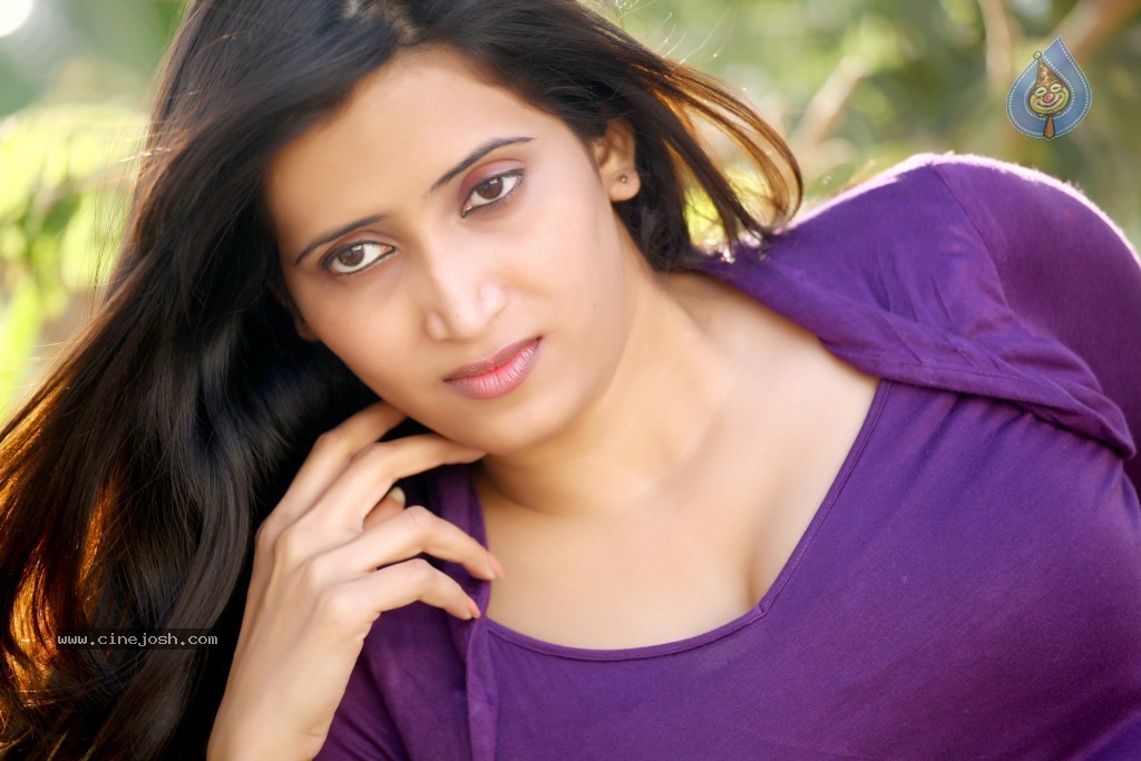 Riya New Stills - 12 / 72 photos