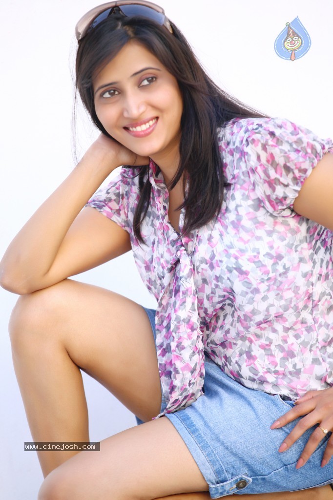 Riya New Stills - 17 / 72 photos