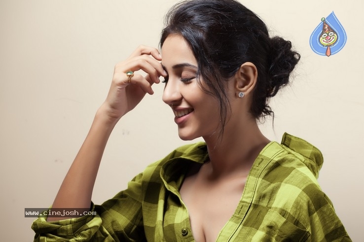 Riya Suman Stills - 5 / 14 photos