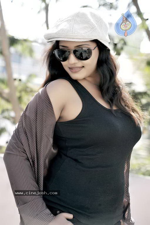 Roja Komaravolu Photos - 13 / 72 photos