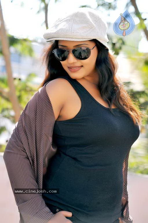 Roja Komaravolu Photos - 38 / 72 photos