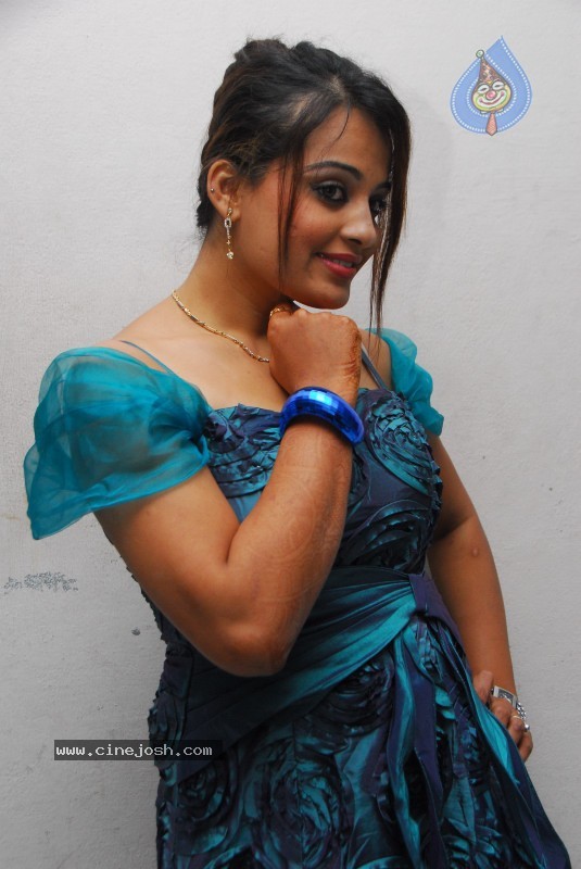 Roopa Kaur Gallery - Alalu Heroine - 2 / 45 photos