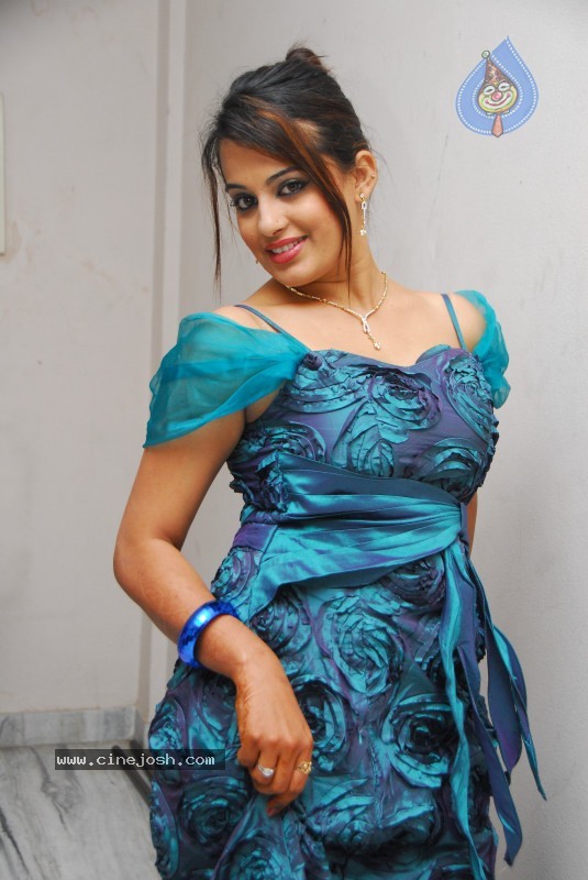 Roopa Kaur Gallery - Alalu Heroine - 6 / 45 photos