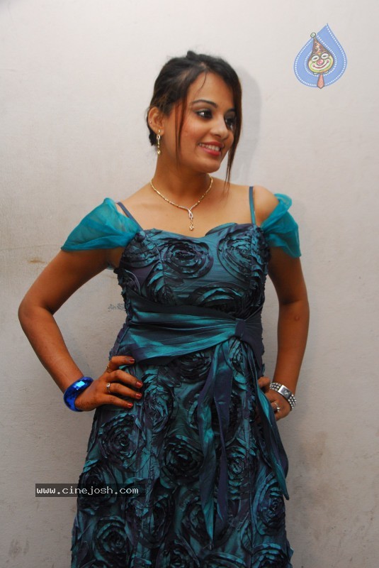 Roopa Kaur Gallery - Alalu Heroine - 11 / 45 photos