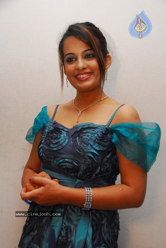 Roopa Kaur Gallery - Alalu Heroine - 20 / 45 photos