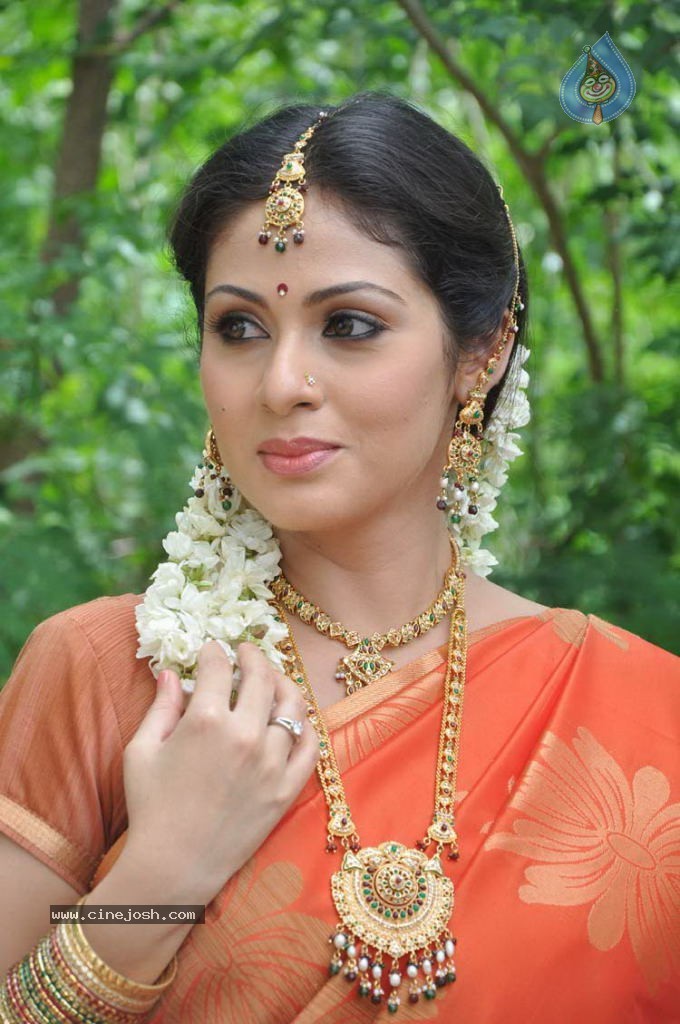 Sada Latest Stills - 20 / 63 photos