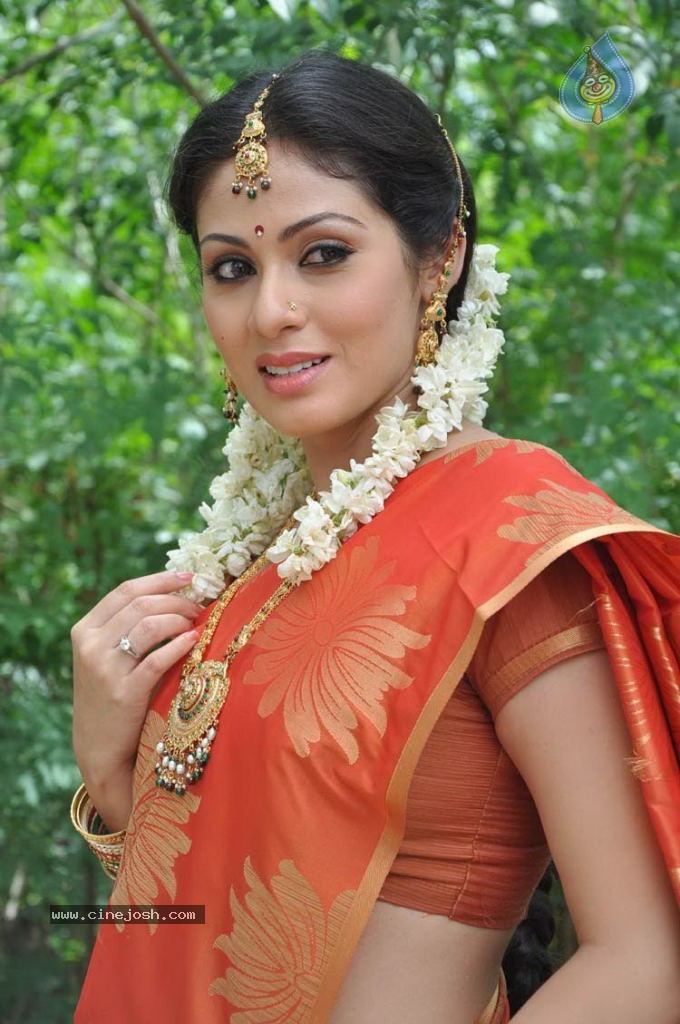 Sada Latest Stills - 27 / 63 photos