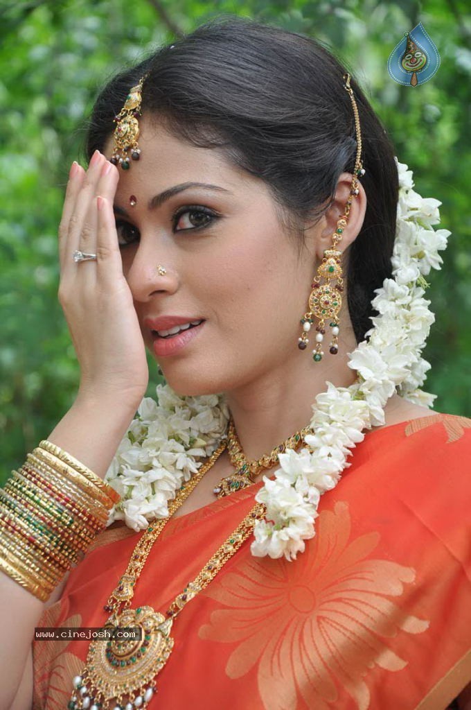 Sada Latest Stills - 43 / 63 photos