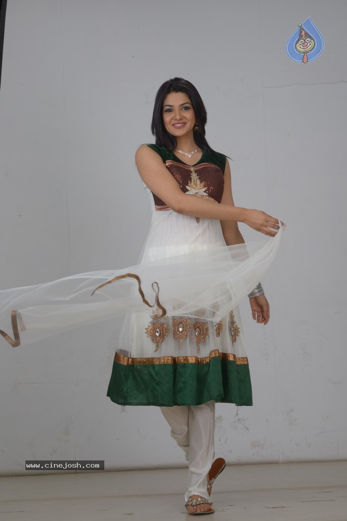 Sakshi Choudhary Gallery - 18 / 80 photos