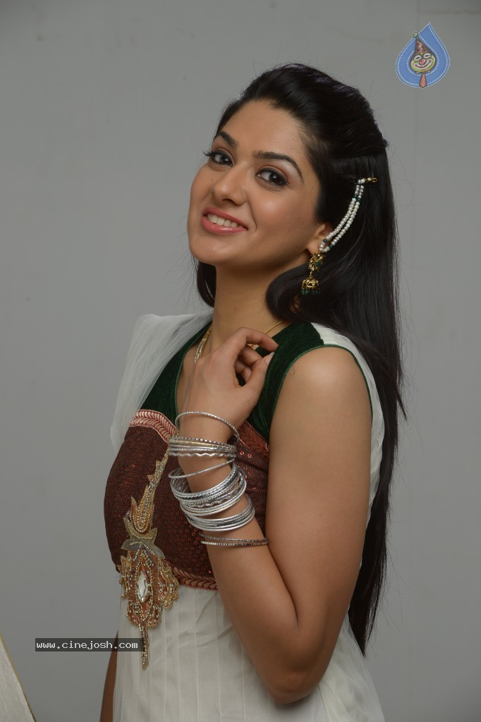 Sakshi Choudhary Gallery - 31 / 80 photos