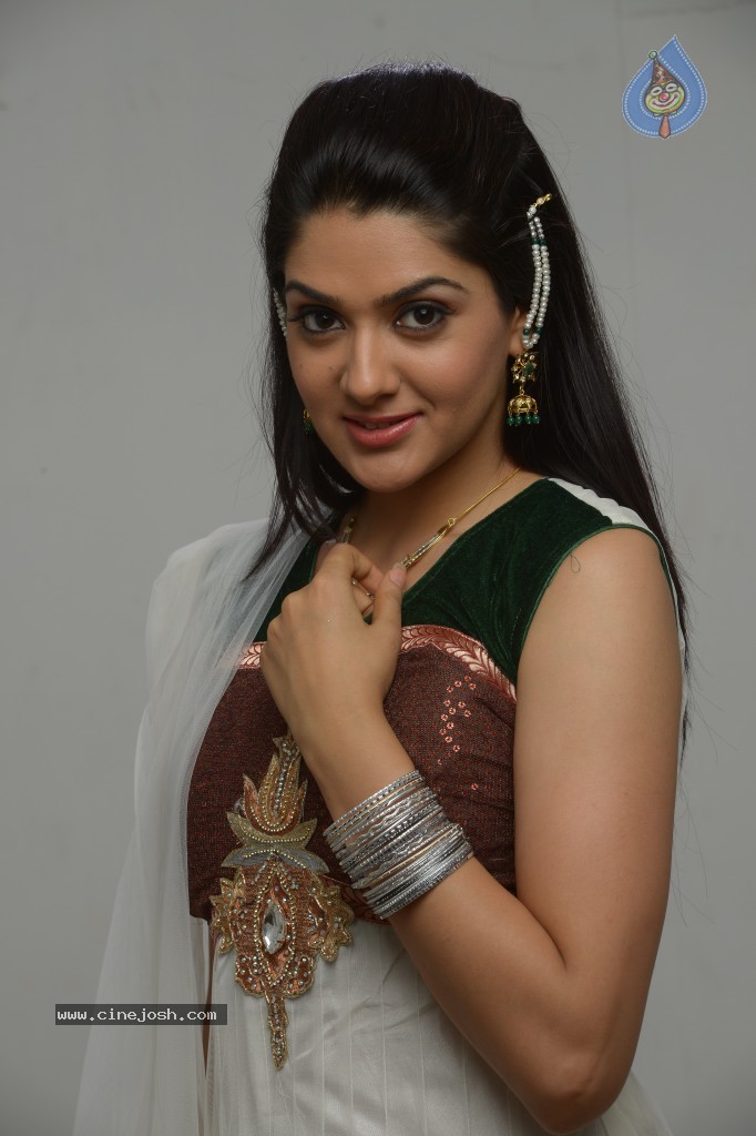 Sakshi Choudhary Gallery - 36 / 80 photos