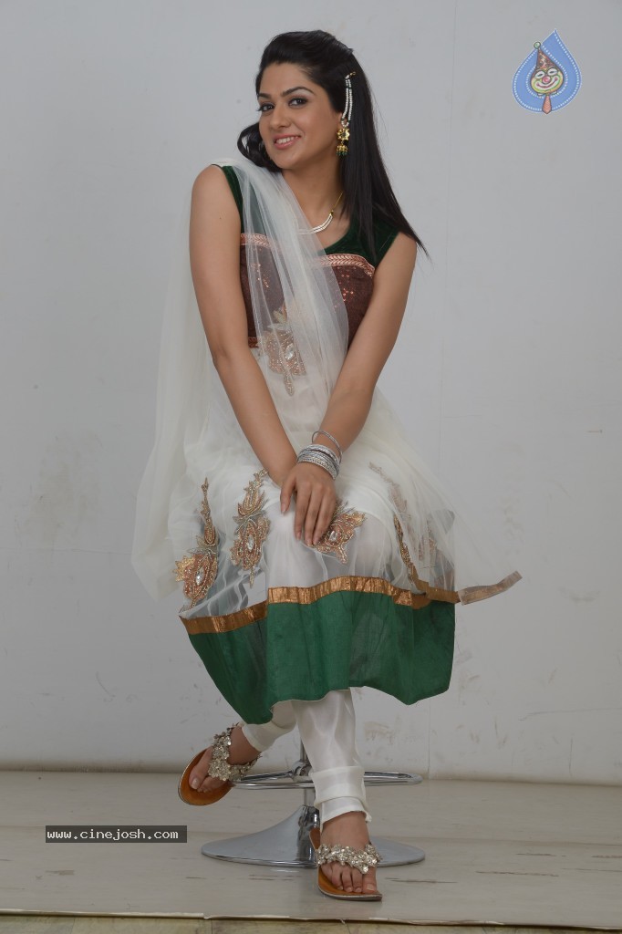 Sakshi Choudhary Gallery - 61 / 80 photos