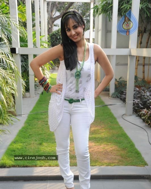 Sakshi Gulati Stills - 2 / 37 photos