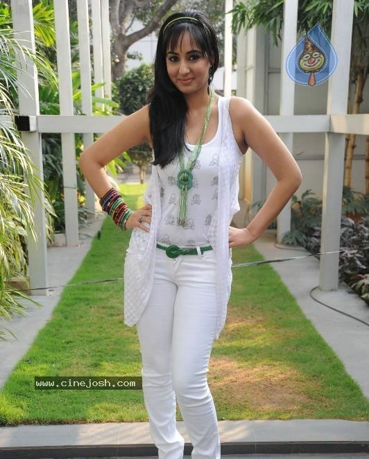 Sakshi Gulati Stills - 18 / 37 photos