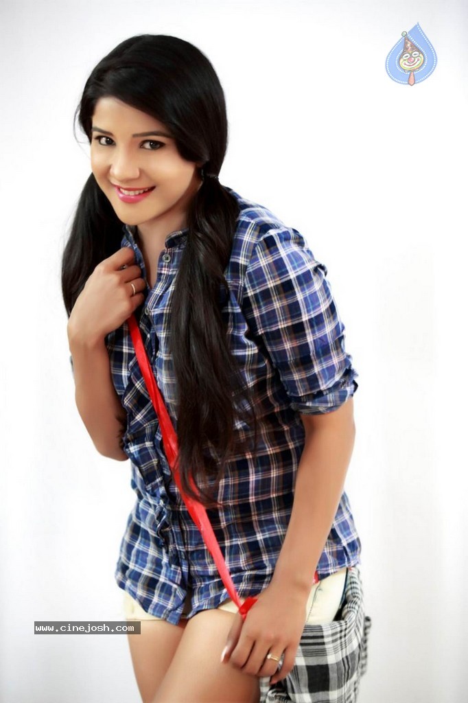 Sakshi Hot Photoshoot - 18 / 37 photos