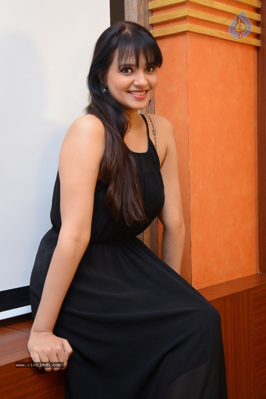 Saloni Latest Gallery - 17 / 60 photos