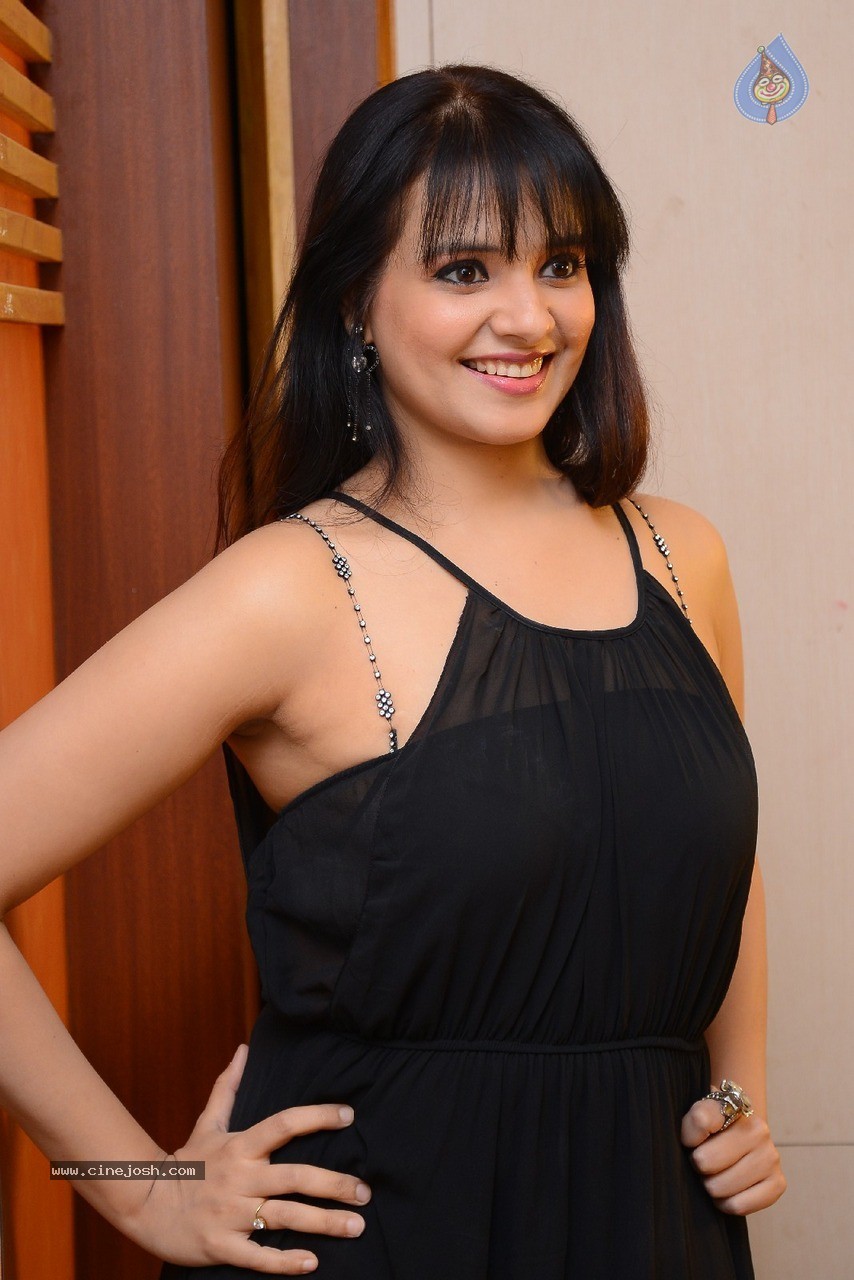 Saloni Latest Gallery - 25 / 60 photos