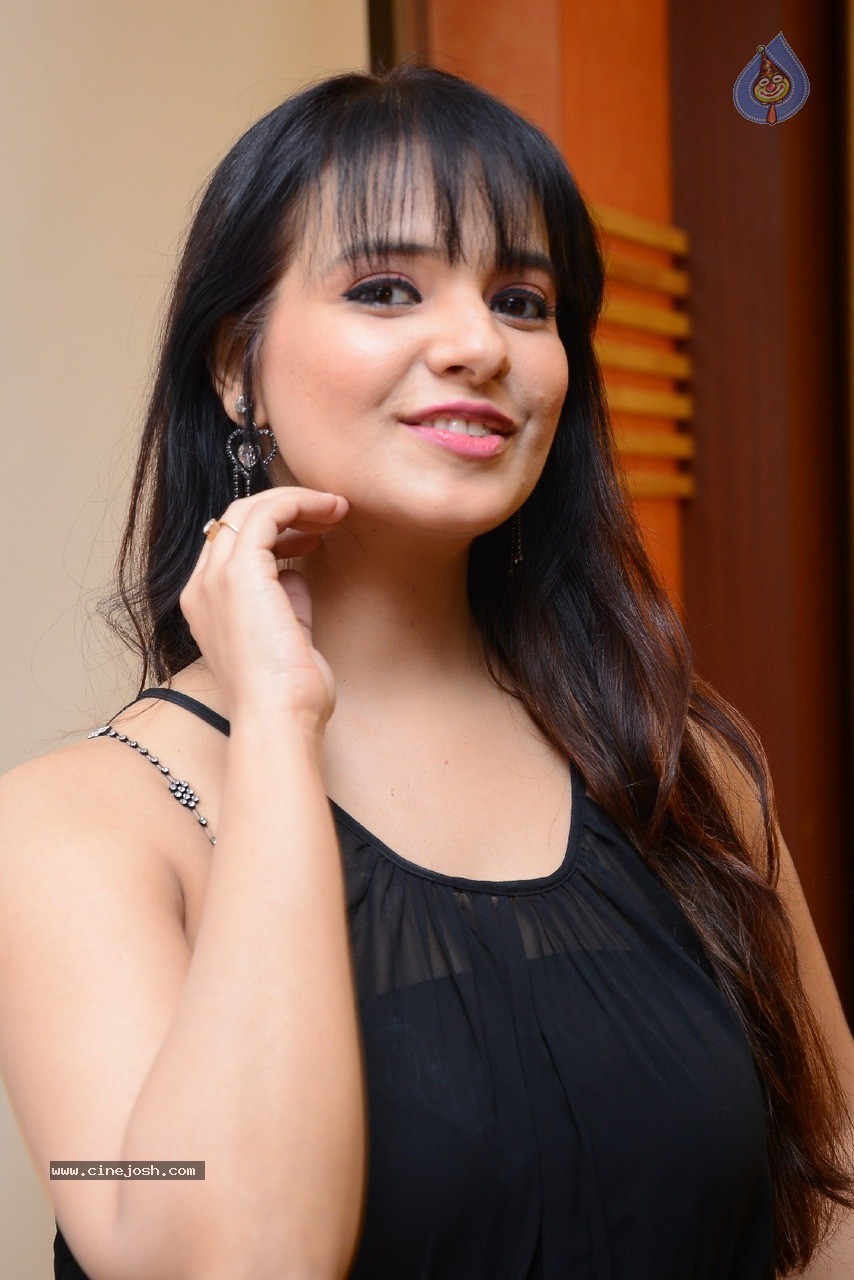 Saloni Latest Gallery - 48 / 60 photos