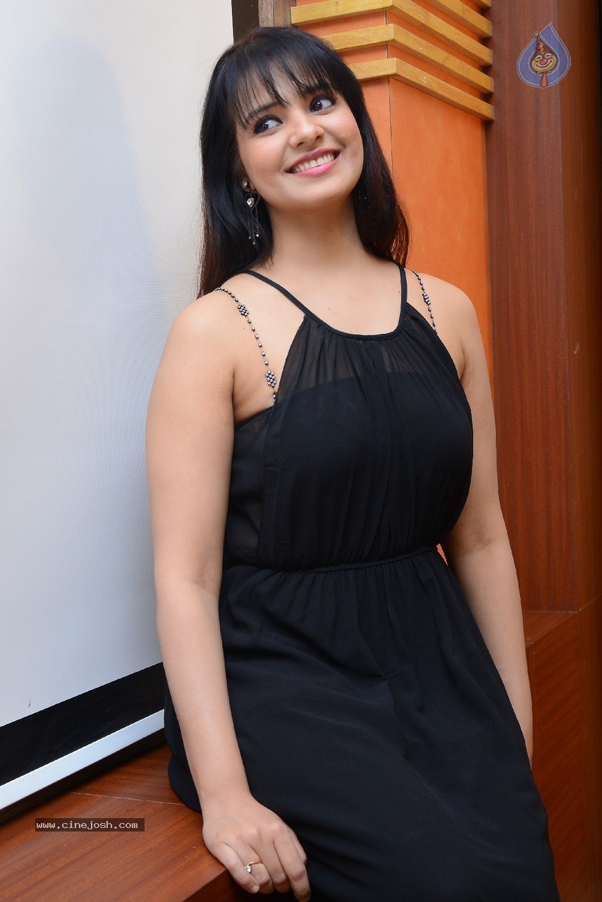 Saloni Latest Gallery - 54 / 60 photos