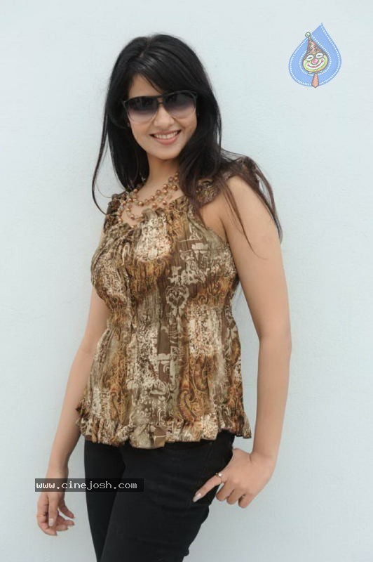 Saloni Latest Photos - 44 / 68 photos