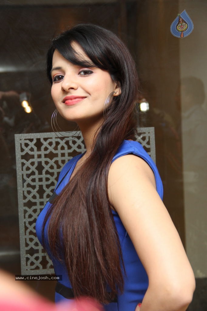 Saloni Latest Photos - 30 / 65 photos