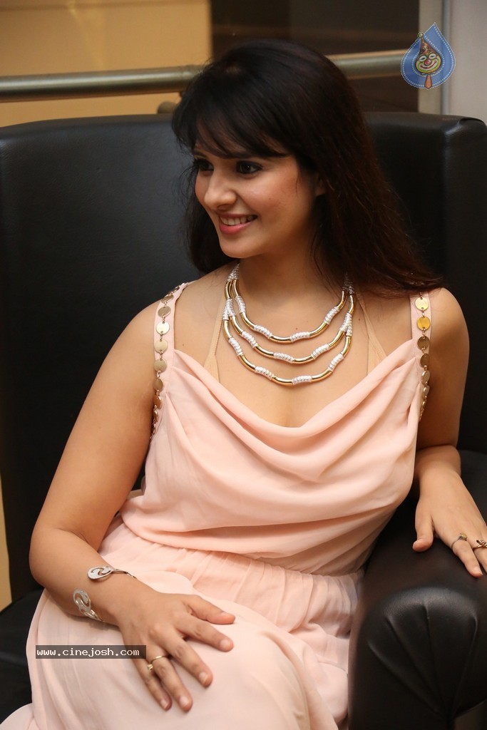 Saloni Latest Pics - 36 / 152 photos