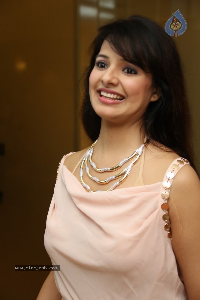 Saloni Latest Pics - 116 / 152 photos