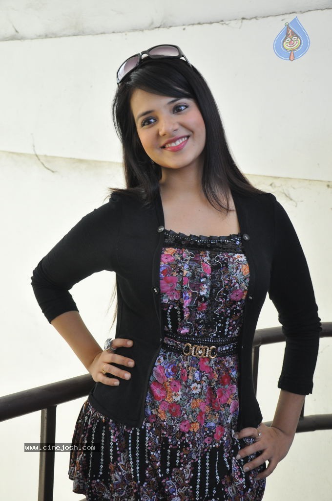 Saloni Latest Stills - 11 / 77 photos