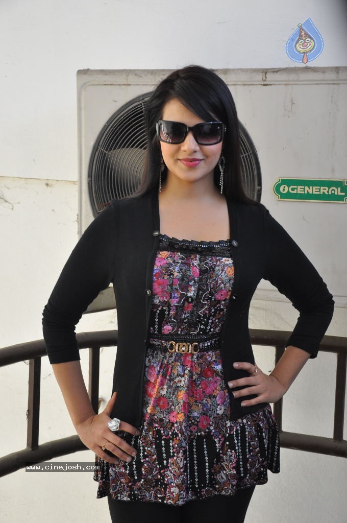 Saloni Latest Stills - 42 / 77 photos