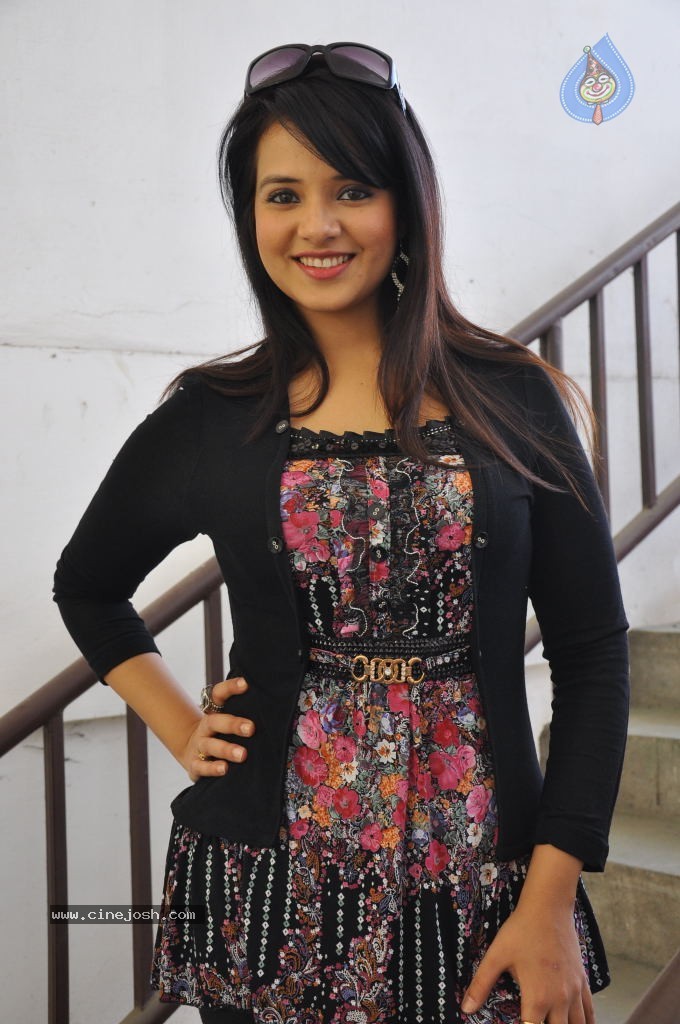 Saloni Latest Stills - 62 / 77 photos