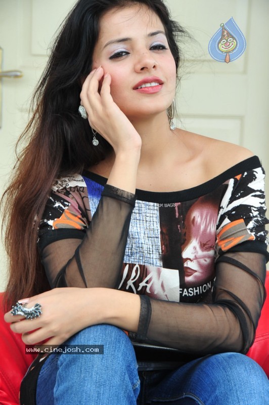 Saloni New Stills - 47 / 61 photos