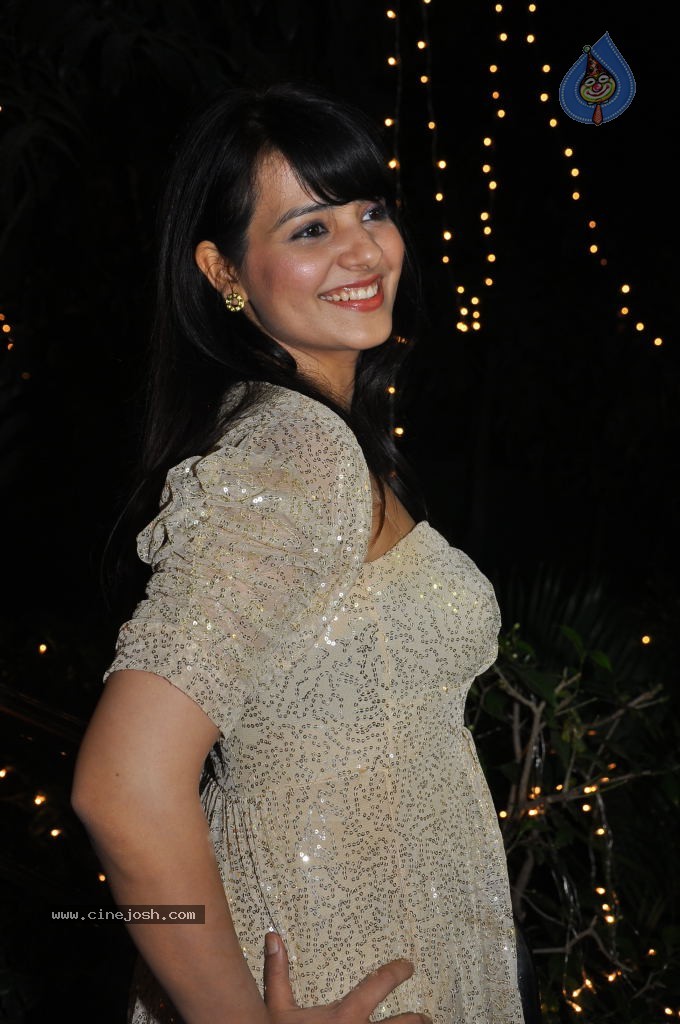 Saloni New Stills - 22 / 32 photos