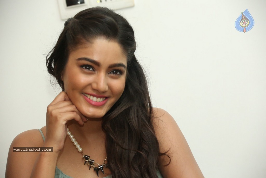 Sana Makbul Stills - 19 / 114 photos