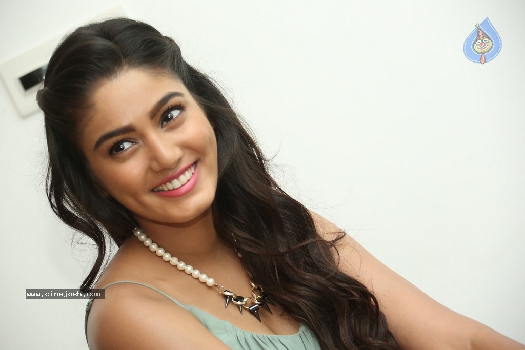 Sana Makbul Stills - 47 / 114 photos