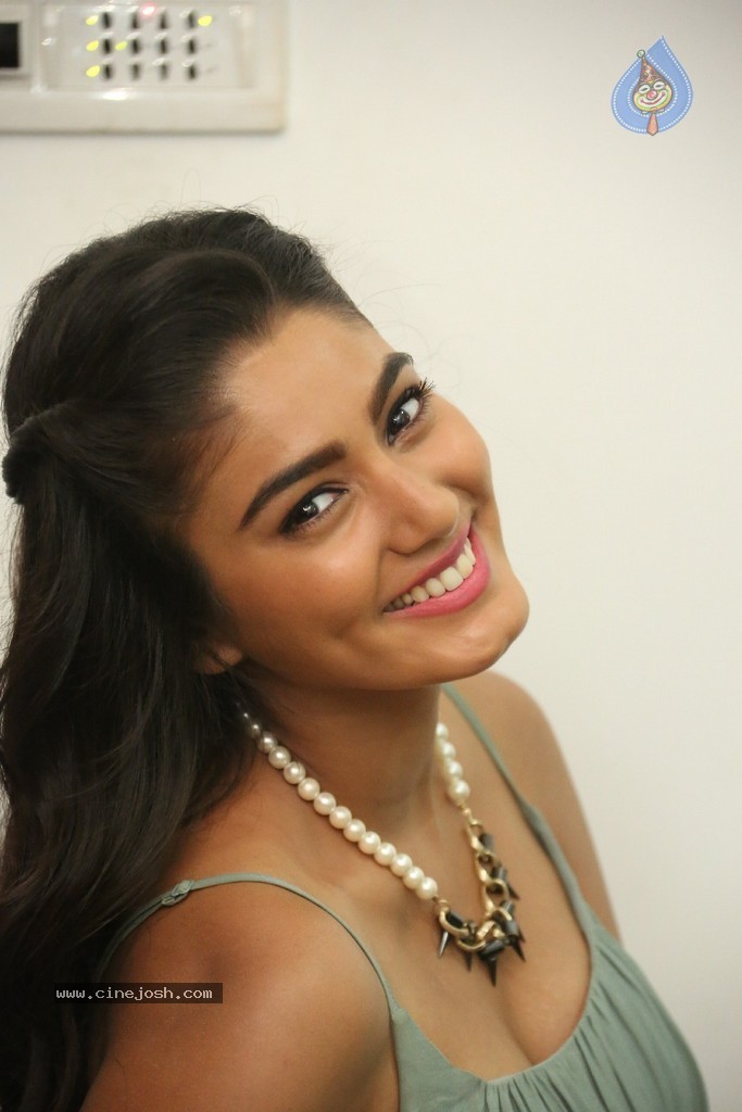 Sana Makbul Stills - 80 / 114 photos