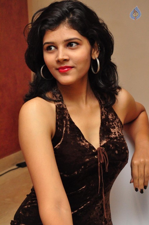 Sangeetha Gallery - 36 / 40 photos