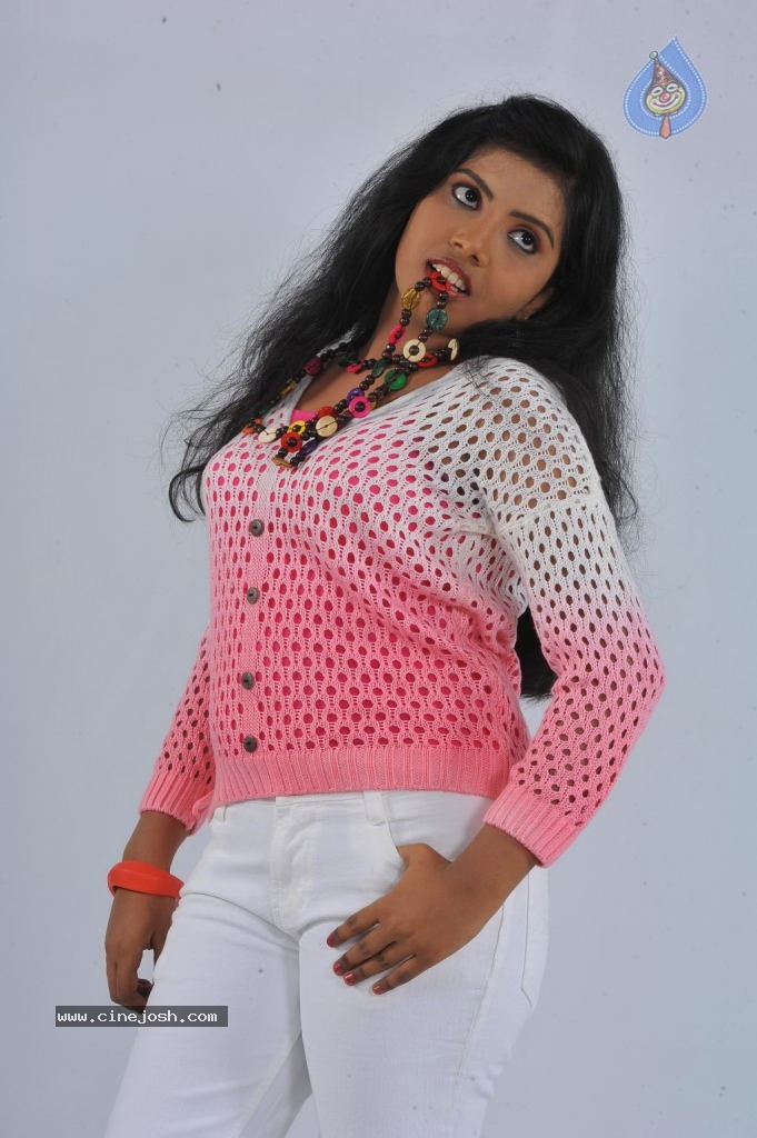 Saniya Stills - 16 / 79 photos