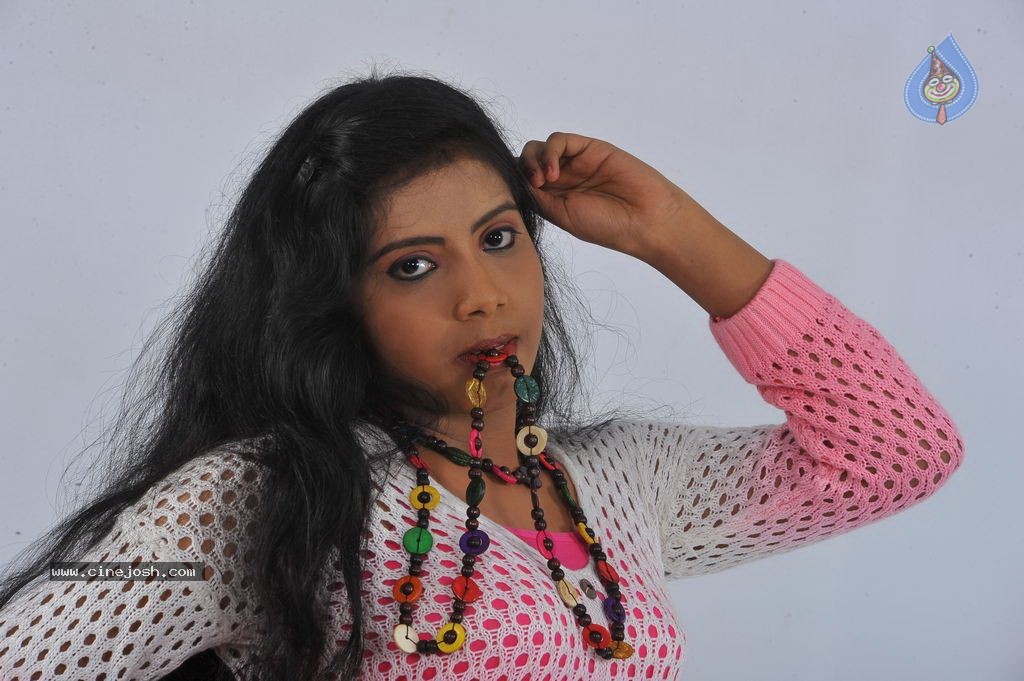 Saniya Stills - 18 / 79 photos